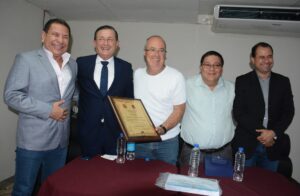 Lee más sobre el artículo Entrega de reconocimiento al profesor Jorge Célico