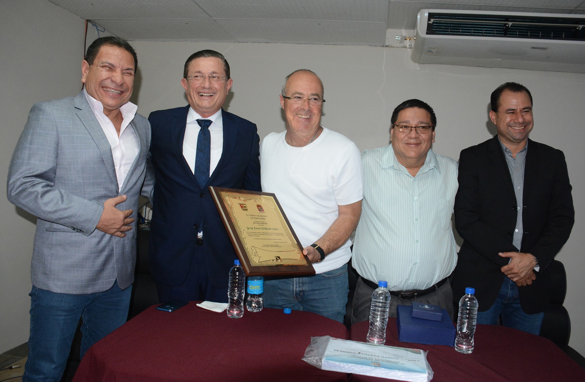 Lee más sobre el artículo Entrega de reconocimiento al profesor Jorge Célico
